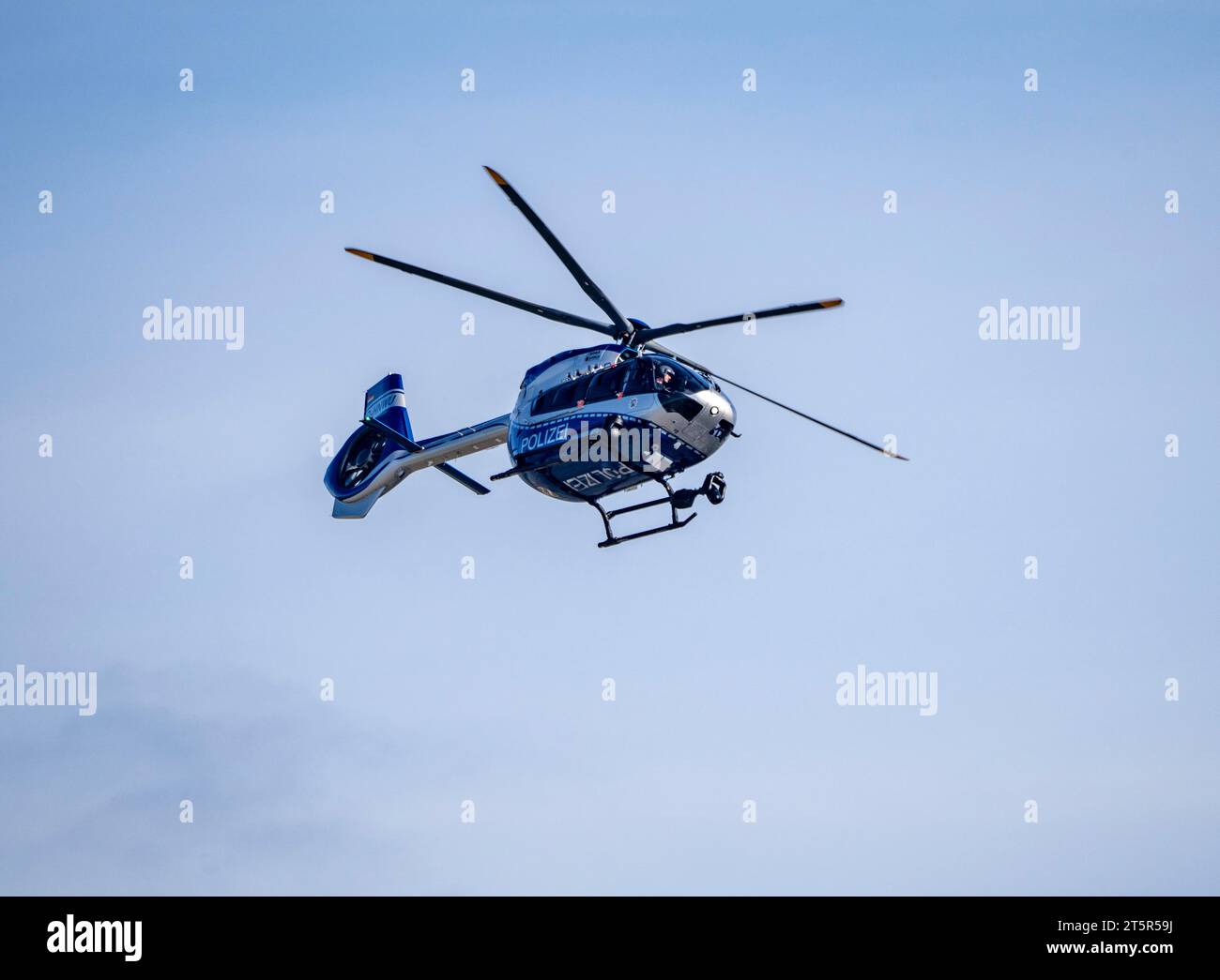 Elicottero della polizia, Airbus Helicopters H145, della polizia di Stato della NRW, dopo il decollo all’aeroporto di Düsseldorf, squadrone dell’aviazione della polizia, Foto Stock