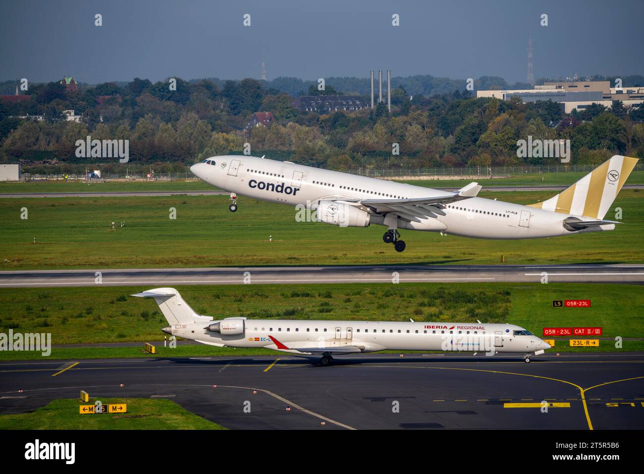 Aeroporto di Düsseldorf, NRW, Condor Airbus A330-200 al decollo, Iberia Regional Air Nostrum Bombardier Regional Aircraft CRJ Aircraft sulla via di rullaggio per Foto Stock