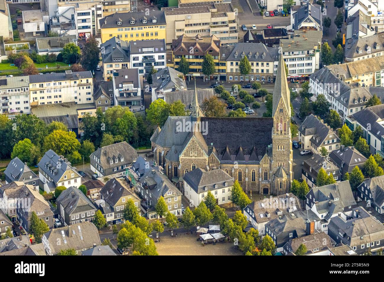 Vista aerea, St. Chiesa di Martinus e piazza del mercato, zona residenziale tra Winterbergstraße e Auf der Mauer, Olpe-Stadt, Olpe, Sauerland, North RH Foto Stock