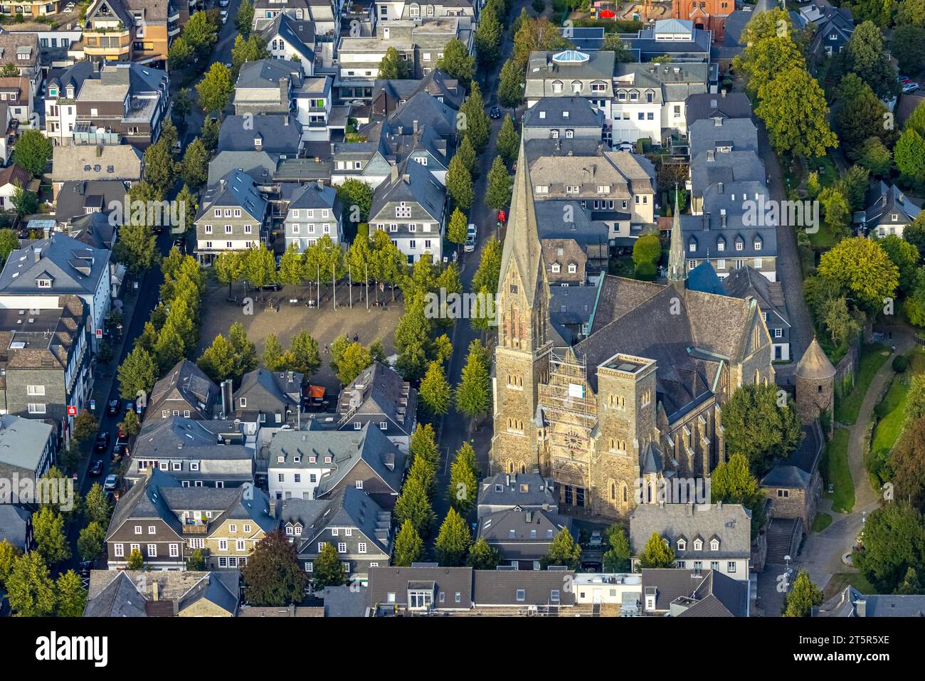 Vista aerea, St. Chiesa di Martinus e piazza del mercato, zona residenziale tra Winterbergstraße e Auf der Mauer, Olpe-Stadt, Olpe, Sauerland, North RH Foto Stock