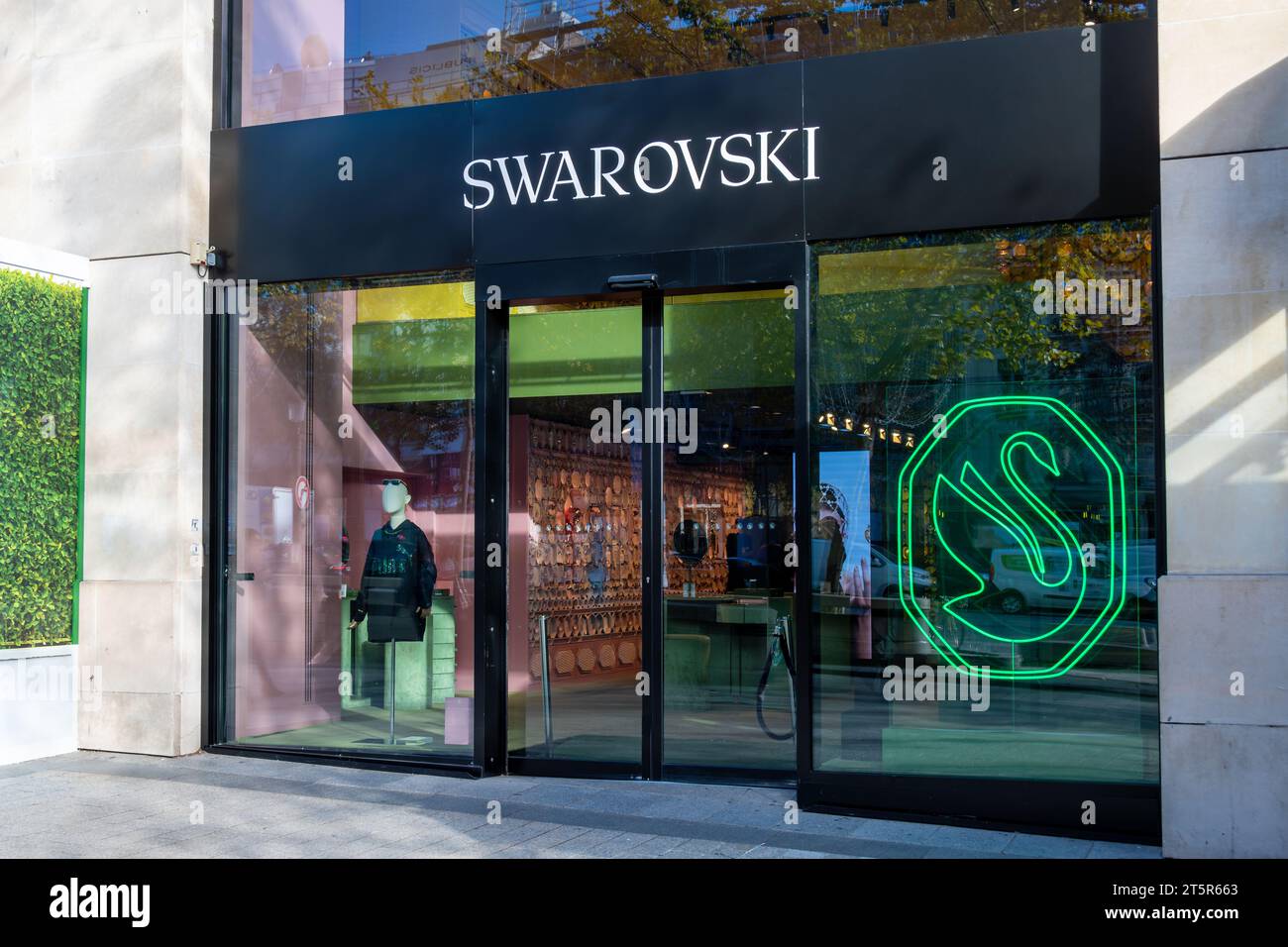 Vista esterna di una boutique Swarovski sull'Avenue des Champs-Elysées. Swarovski è un'azienda austriaca che produce e commercializza gioielli in vetro di cristallo Foto Stock