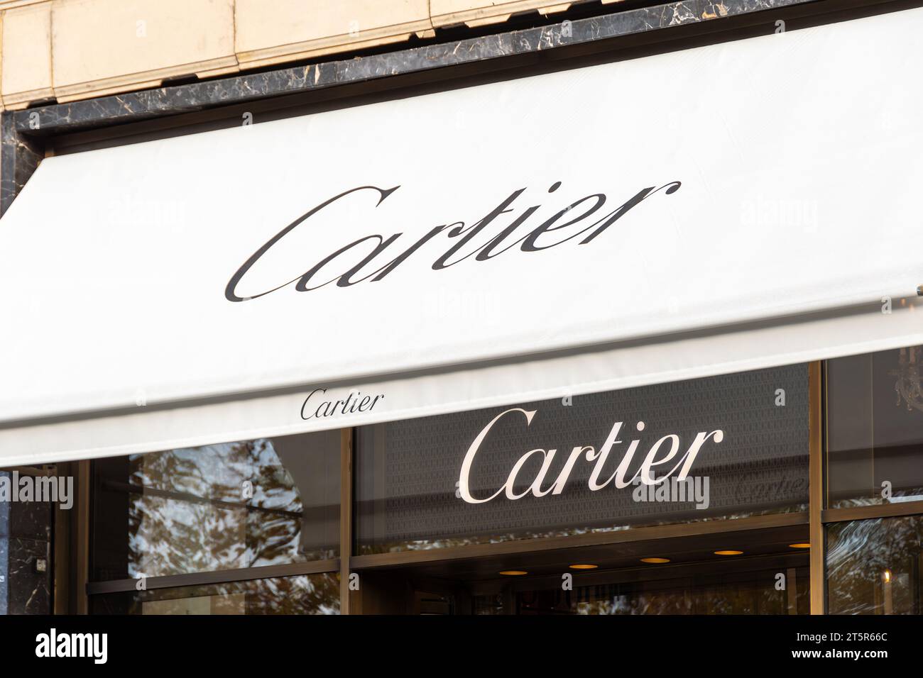 Tendalino e cartello della boutique Cartier in Avenue des Champs-Elysées. Cartier è un'azienda francese specializzata in gioielli, orologi e beni di lusso Foto Stock