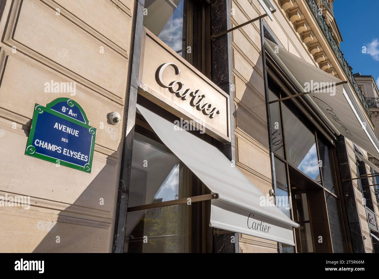 Vista esterna della boutique Cartier su Avenue des Champs-Elysées. Cartier è un'azienda francese specializzata in gioielli, orologi e beni di lusso Foto Stock