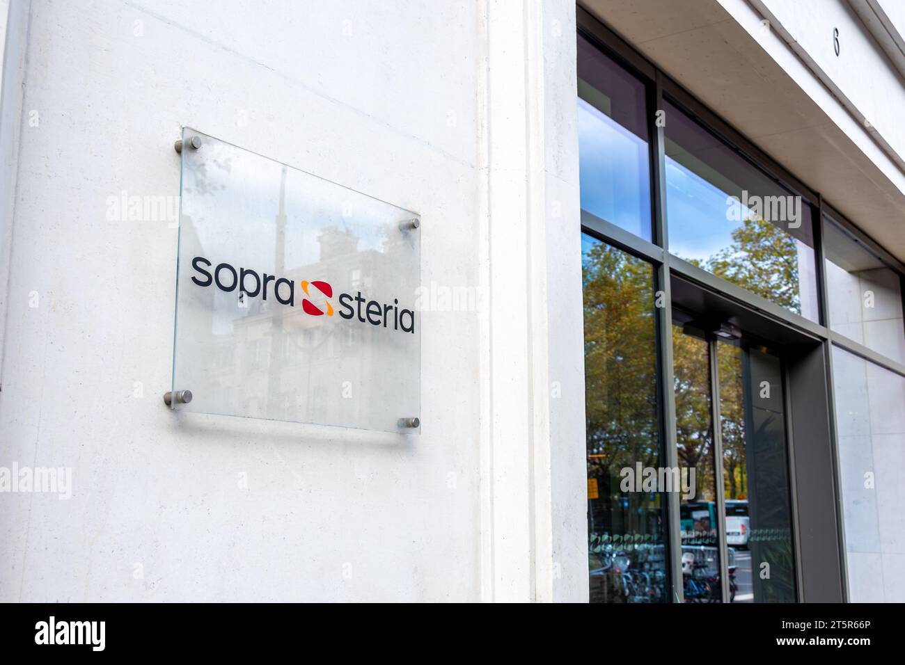 Cartello e logo all'ingresso della sede del gruppo sopra Steria. Sopra Steria è una società francese di consulenza, servizi digitali e sviluppo software Foto Stock