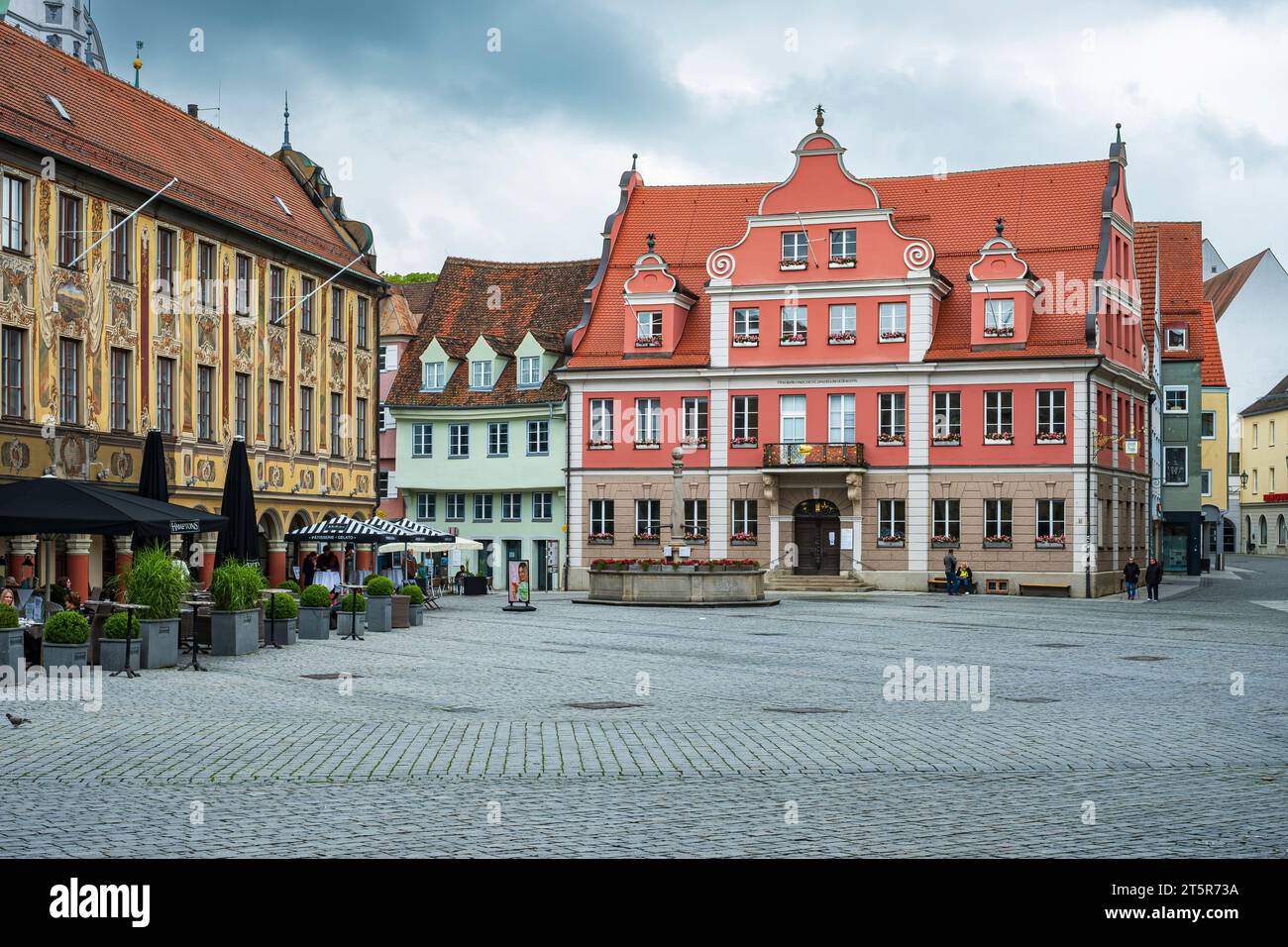 Storica piazza del mercato con vista sull'edificio della Grand Guild, la città vecchia di Memmingen, la Svevia, la Baviera e la Germania. Foto Stock
