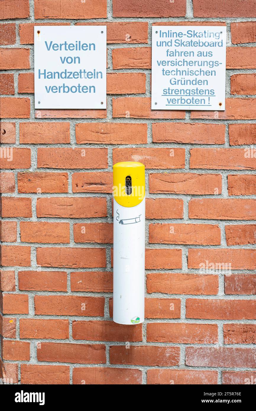 Verteilen von Handzetteln verboten, Warntafel an einer Ziegelmauer an einer Architektur in der Altstadt von Memmingen, Bayern, Deutschland. Foto Stock