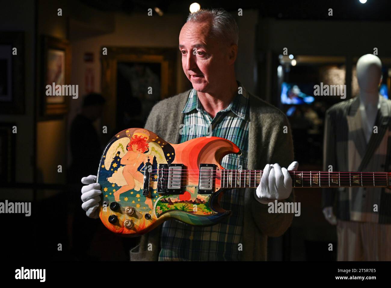 Photo by NDZ/STAR MAX/IPx 2023 11/6/23 Eric Clapton's Fool guitar on