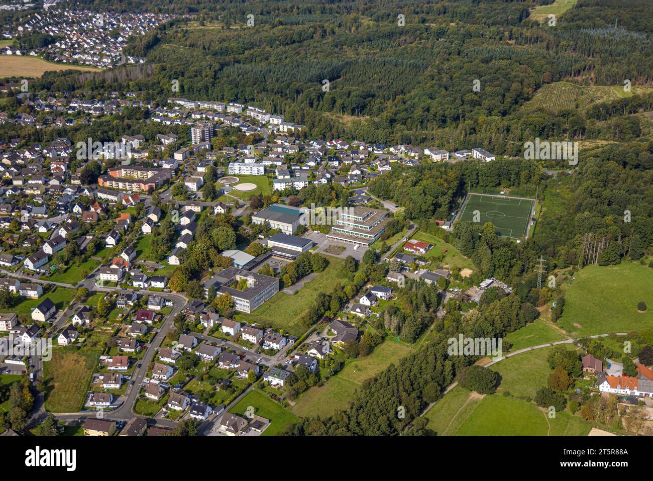 Veduta aerea, scuola secondaria e palazzetto dello sport, Lendringsen, Menden, Sauerland, Renania settentrionale-Vestfalia, Germania, istruzione, Istituto di istruzione, DE Foto Stock