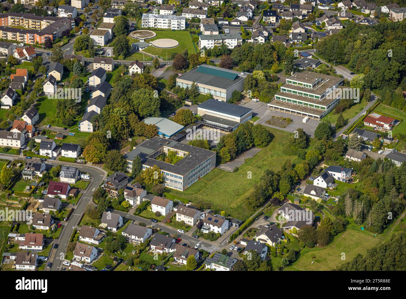 Veduta aerea, scuola secondaria e palazzetto dello sport, Lendringsen, Menden, Sauerland, Renania settentrionale-Vestfalia, Germania, istruzione, Istituto di istruzione, DE Foto Stock