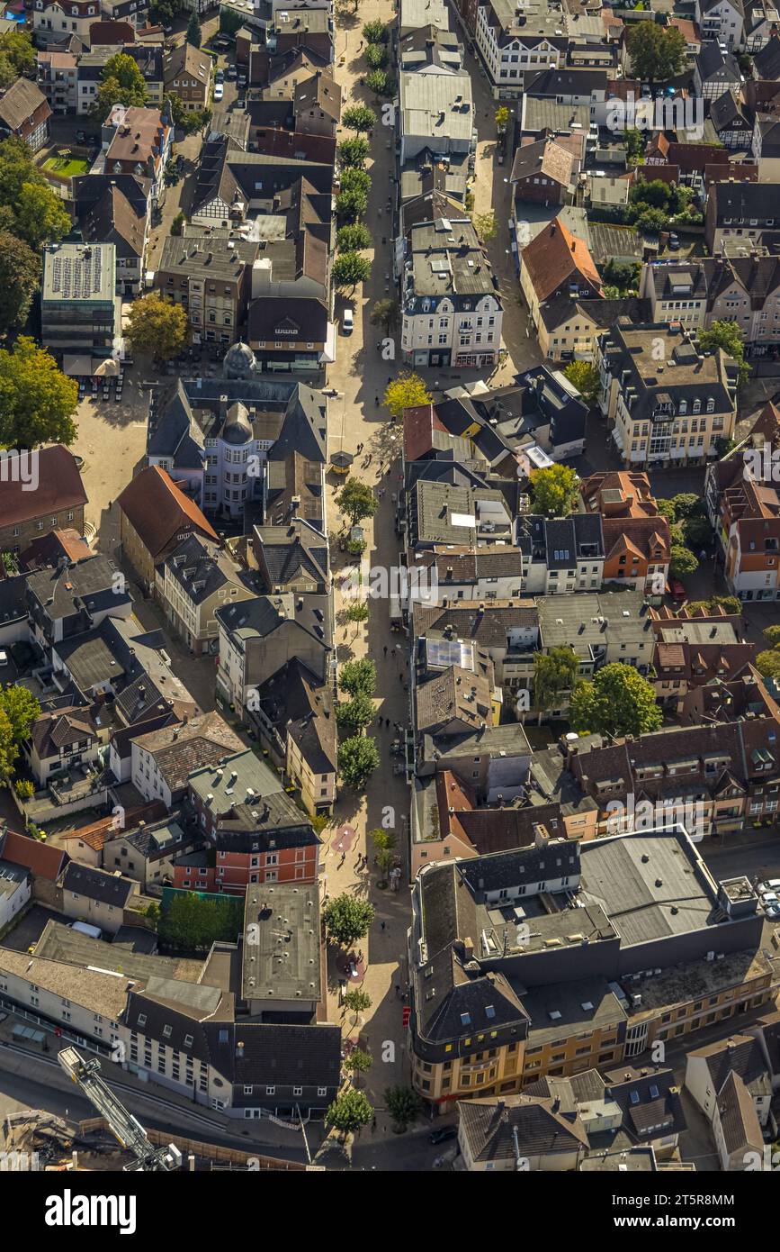 Vista aerea, centro città con biblioteca Dorte-Hilleke e zona pedonale Hauptstraße, Menden, Sauerland, Renania settentrionale-Vestfalia, Germania, DE, Shopping Foto Stock