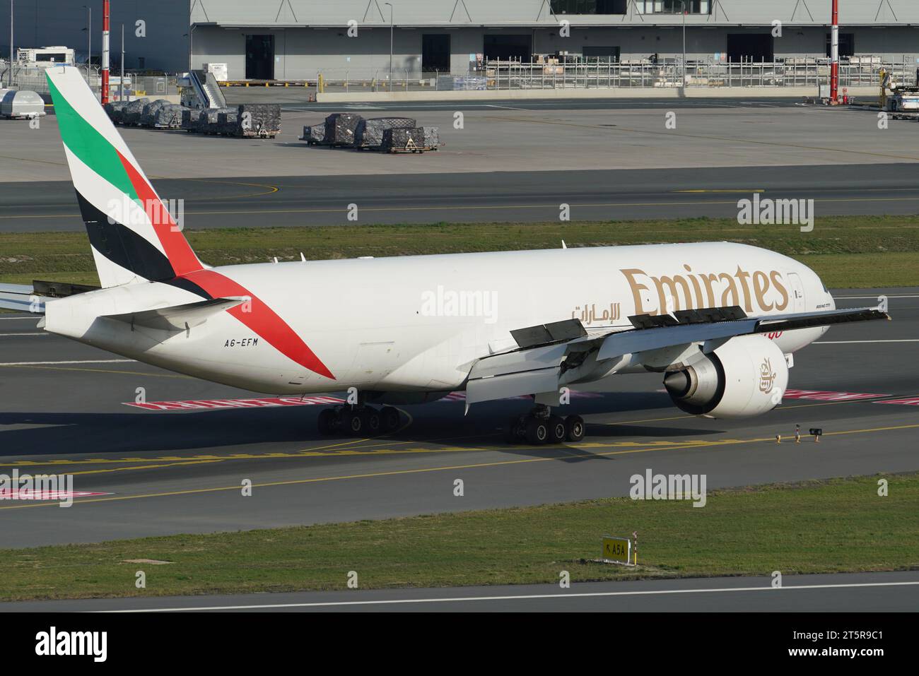 ISTANBUL, TURKIYE - 01 OTTOBRE 2022: Emirates SkyCargo Boeing 777-F1H (42231) atterrando all'aeroporto internazionale di Istanbul Foto Stock