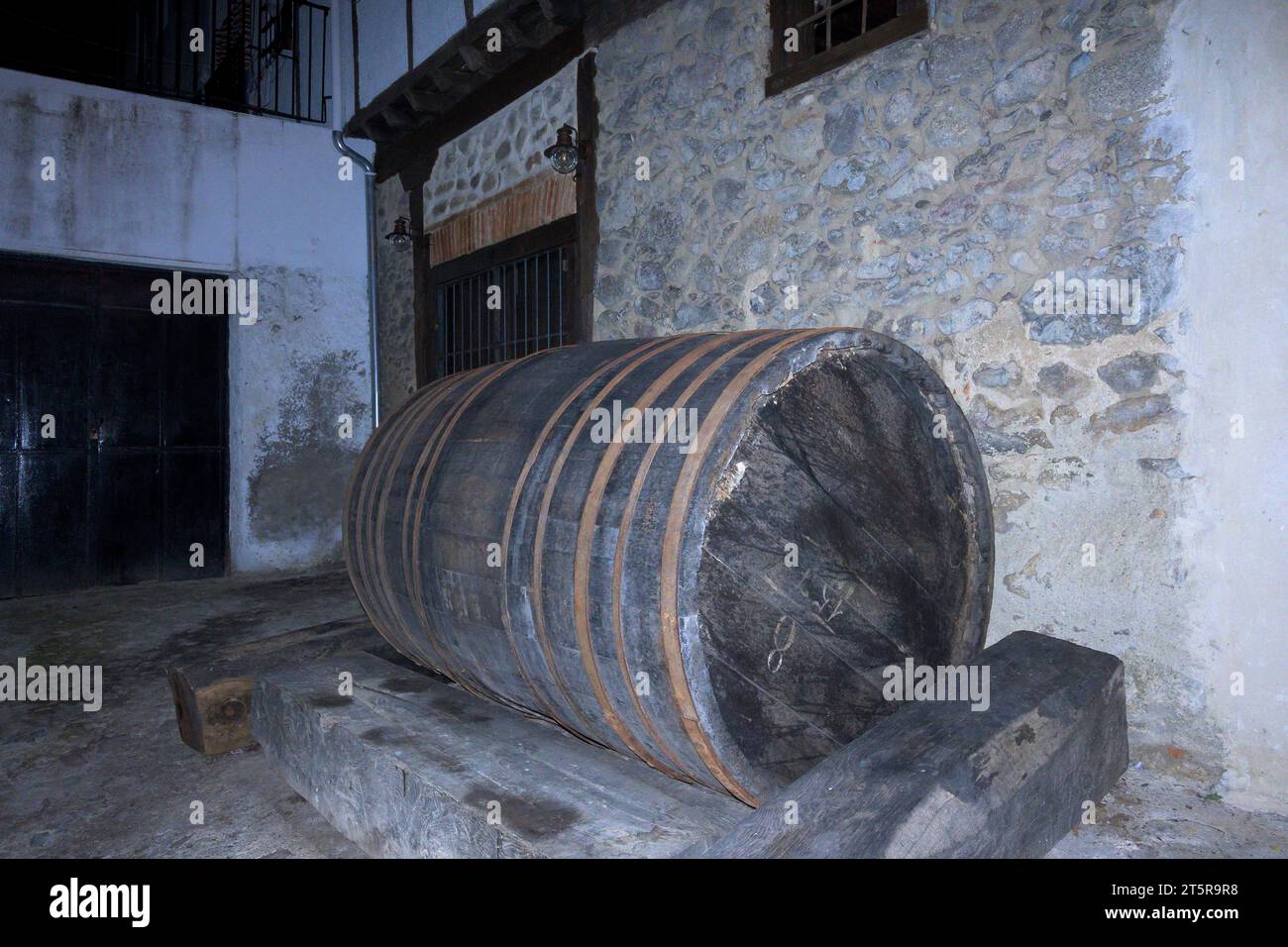 Grande botte di legno alla porta della cantina per conservare vino artigianale sulla strada Foto Stock