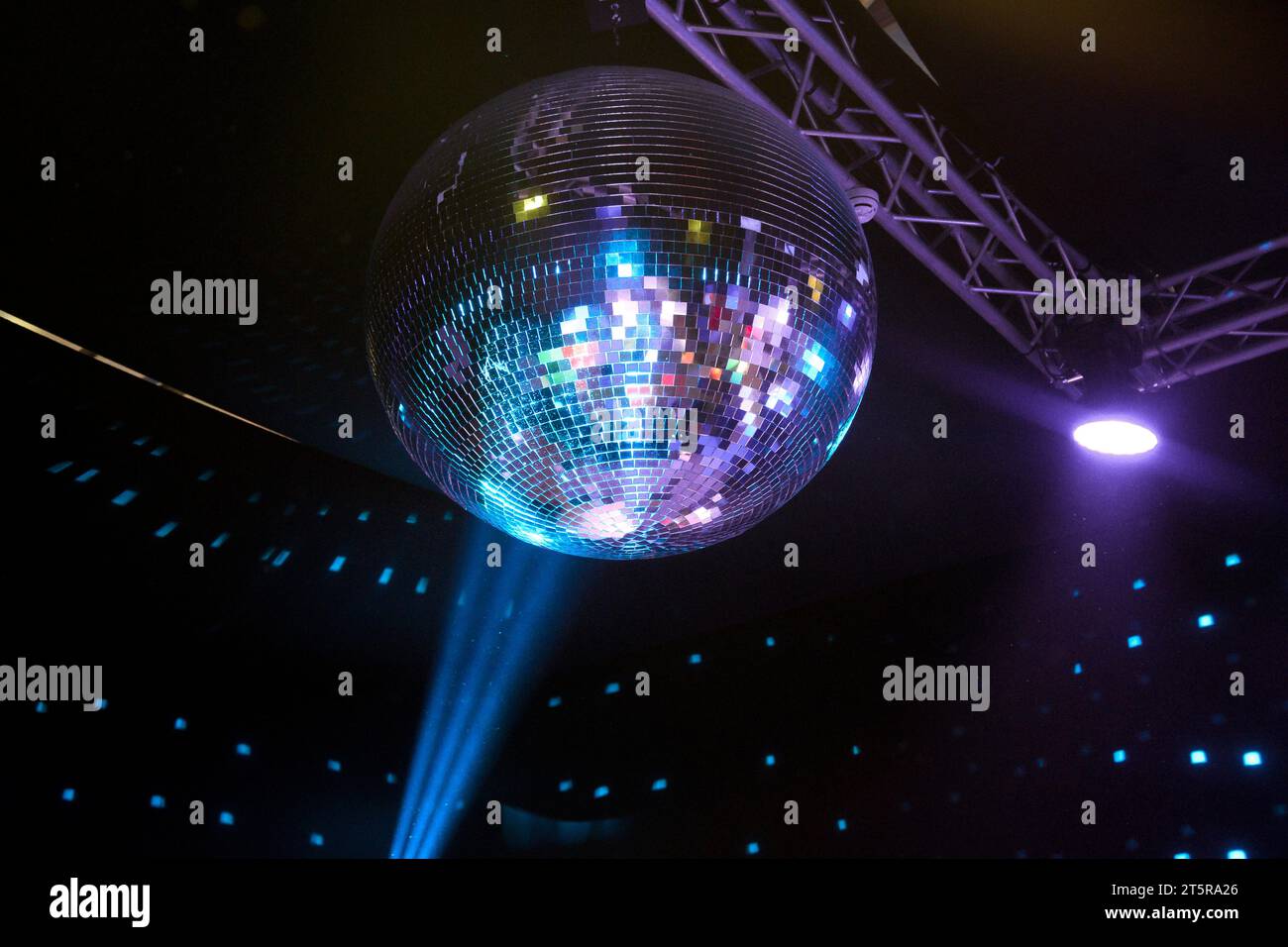 Disco ball con cristalli lucenti e sfondo scuro per le feste notturne orizzontali Foto Stock