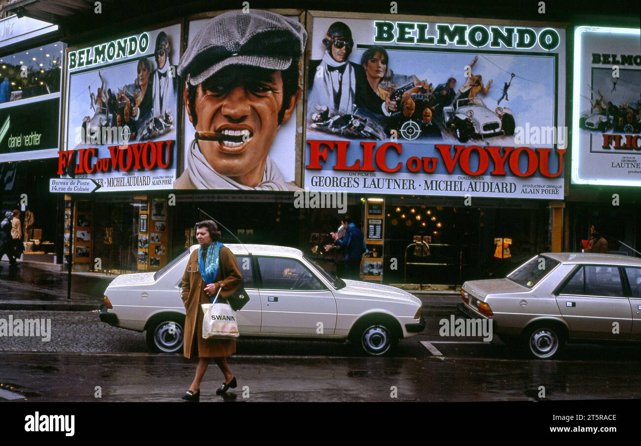Grande cartello all'esterno del cinema che pubblicizza un film con Jean Paul Belmondo a Parigi, Francia Foto Stock