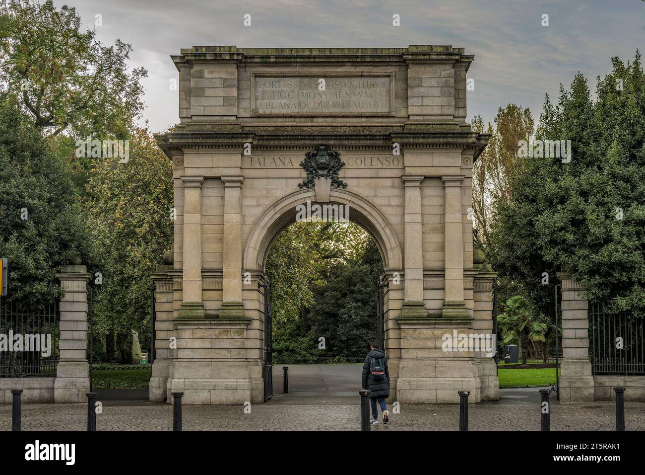 Ingresso di Grafton Street al St Stephen's Green Park che è Fusilier's Arch (1907) precedentemente conosciuto come Traditors Gate. Dublino, Irlanda Foto Stock