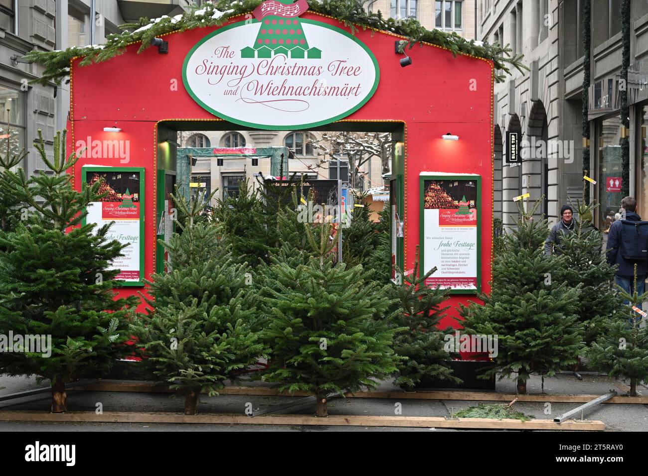 Porta d'ingresso rossa all'albero di Natale e al mercato nel centro della città di Zurigo. Foto Stock