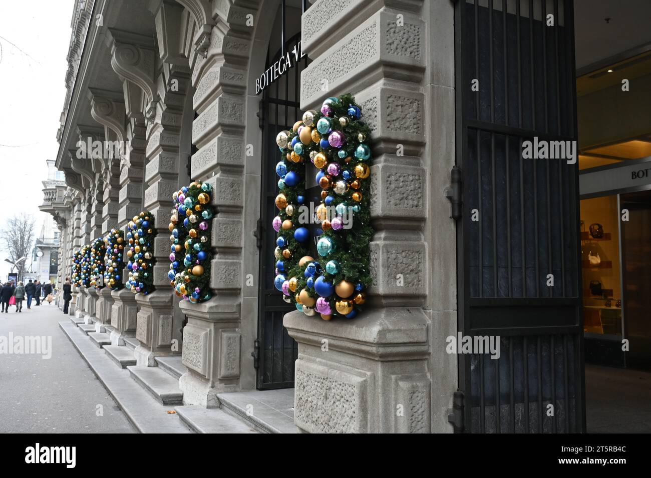 Decorazioni natalizie sulle facciate dei negozi nel centro della città di Zurigo. Foto Stock