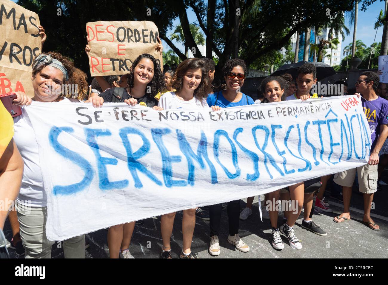 Salvador, Bahia, Brasile - 30 maggio 2019: Le persone protestano, con striscioni, contro i tagli ai fondi per l'istruzione da parte del presidente Jair Bolsonaro nell'ic Foto Stock