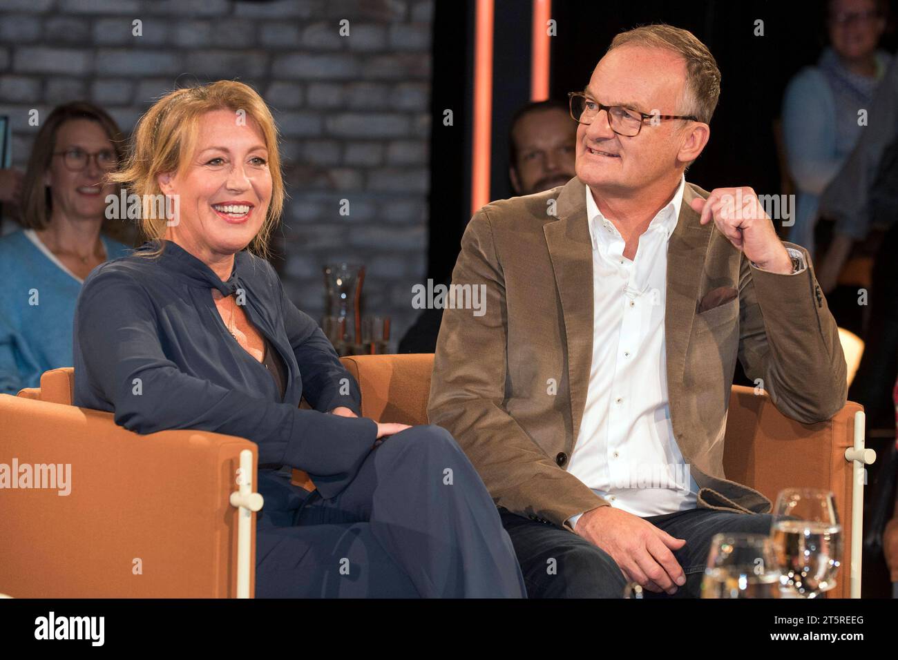 Anne Gesthuysen und Frank Plasberg im Bild: Anne Gesthuysen und Frank Plasberg Ende letzten Jahres Hat er sich in den offiziellen Fernseh-Ruhestand verabschiedet. Seitdem widmet sich der Journalist und ehemalige hart aber Fair - moderatore Frank Plasberg gern anderen Dingen als politischen Kontroversen. Dazu gehören auch kulinarische Abende mit Seiner Gattin Anne Gesthuysen. während die Journalistin und Schriftstellerin sich mit ihm allerdings gern über Politik unterhalten Will, tauscht er sich lieber mit ihr über Literatur aus. Gemeinsam gehen beide so oft es geht an Deck ihres mehr als 90 Jahr Foto Stock