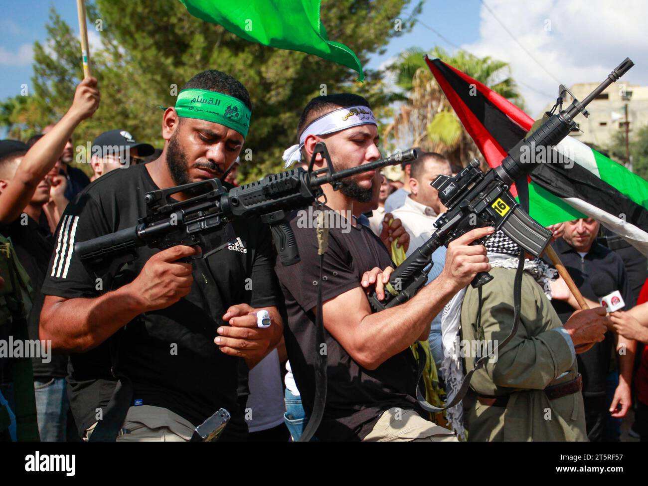 Tulkarm, Palestina. 20 ottobre 2023. Il leader delle Brigate Izz al-DIN al-Qassam si è affiliato al movimento di resistenza islamica, Hamas, Izz al-DIN Awad (L) e Qasem Rajab leader (R), assassinati dalle autorità israeliane insieme ad altri tre questo pomeriggio nel centro della città di Tulkarm, nella Cisgiordania settentrionale. (Immagine di credito: © Nasser Ishtayeh/SOPA Images via ZUMA Press Wire) SOLO USO EDITORIALE! Non per USO commerciale! Foto Stock