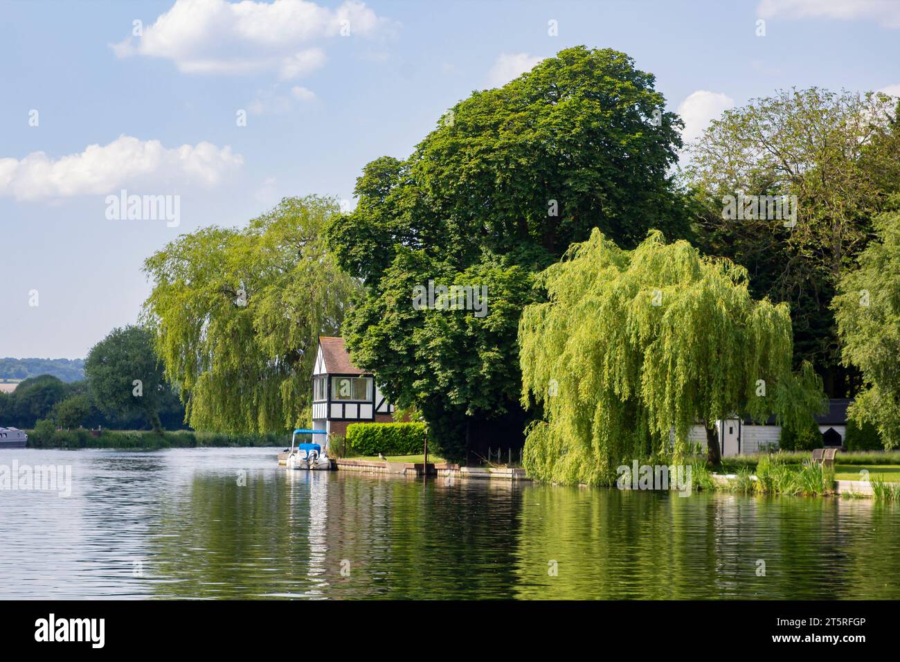 Giugno 2023, Proprietà di lusso sulle rive del Tamigi a Cookham Village, Berkshire, Inghilterra in un bel pomeriggio estivo Foto Stock