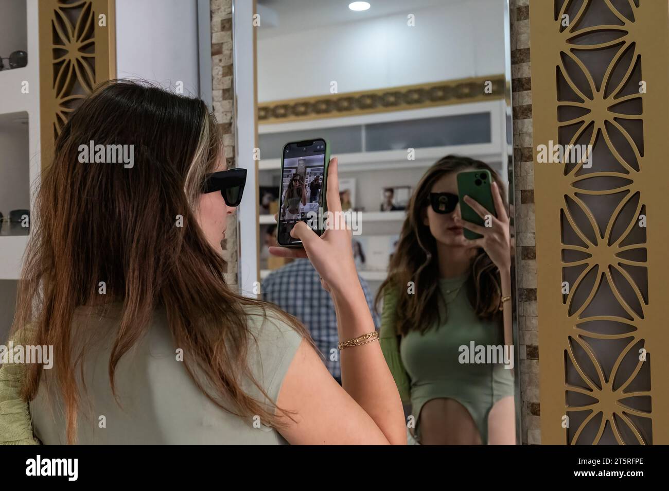 Giovane ragazza che fa un selfie con il suo cellulare. Foto Stock