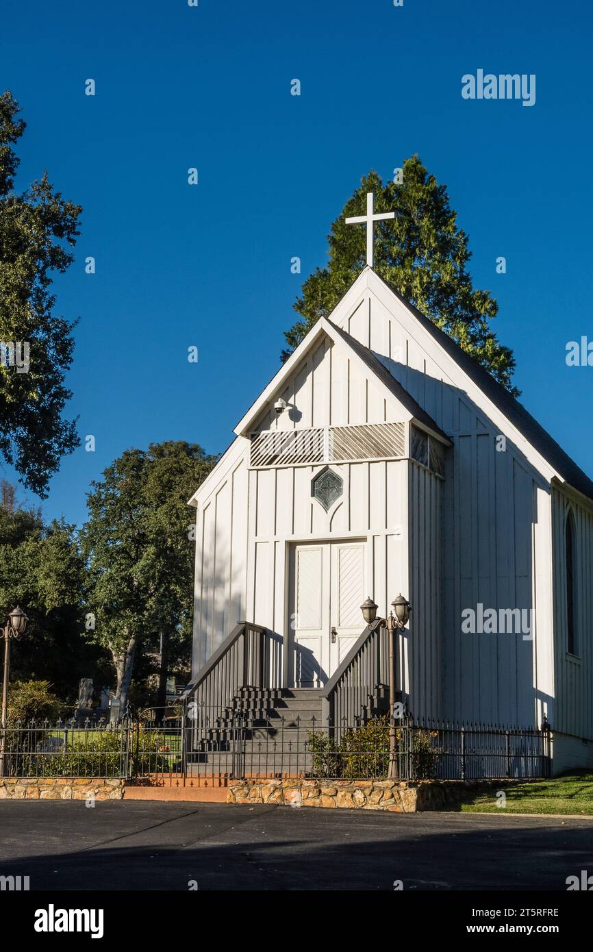La piccola chiesa sulla collina fu costruita da volontari con materiali donati. Foto Stock
