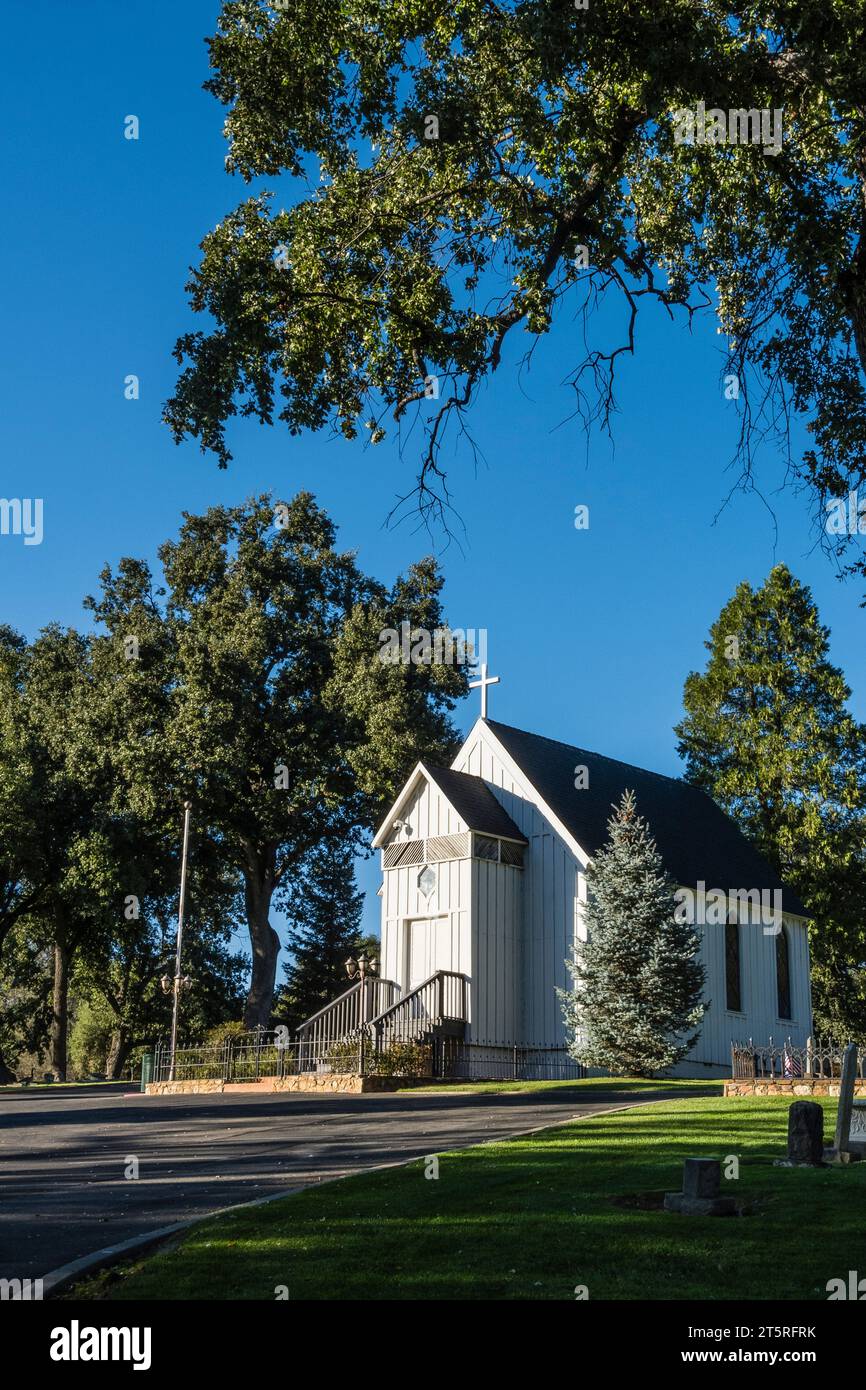 La piccola chiesa sulla collina fu costruita da volontari con materiali donati. Foto Stock