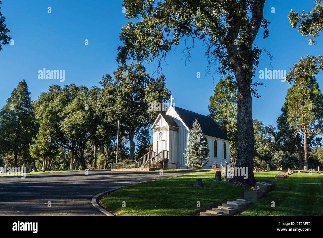 La piccola chiesa sulla collina fu costruita da volontari con materiali donati. Foto Stock