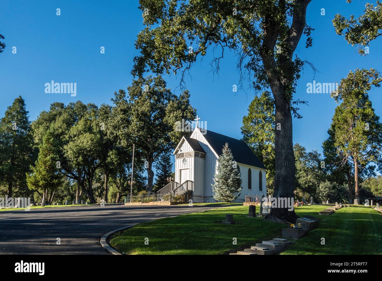 La piccola chiesa sulla collina fu costruita da volontari con materiali donati. Foto Stock
