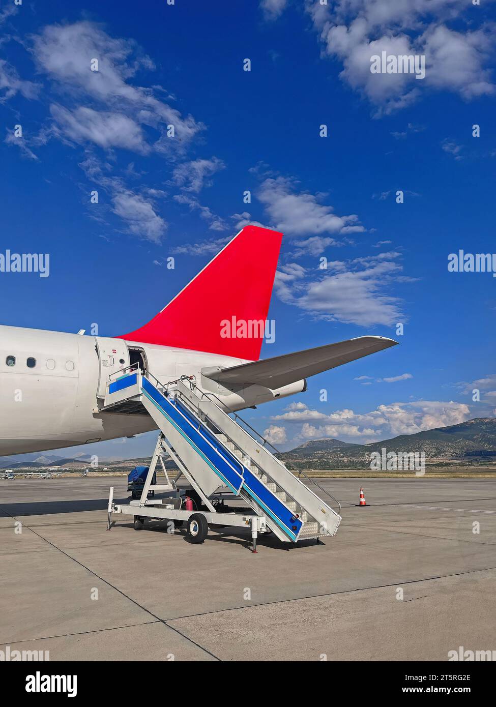 Porta posteriore dell'aereo e scale. Aeroporto Isparta Süleyman Demirel Foto Stock