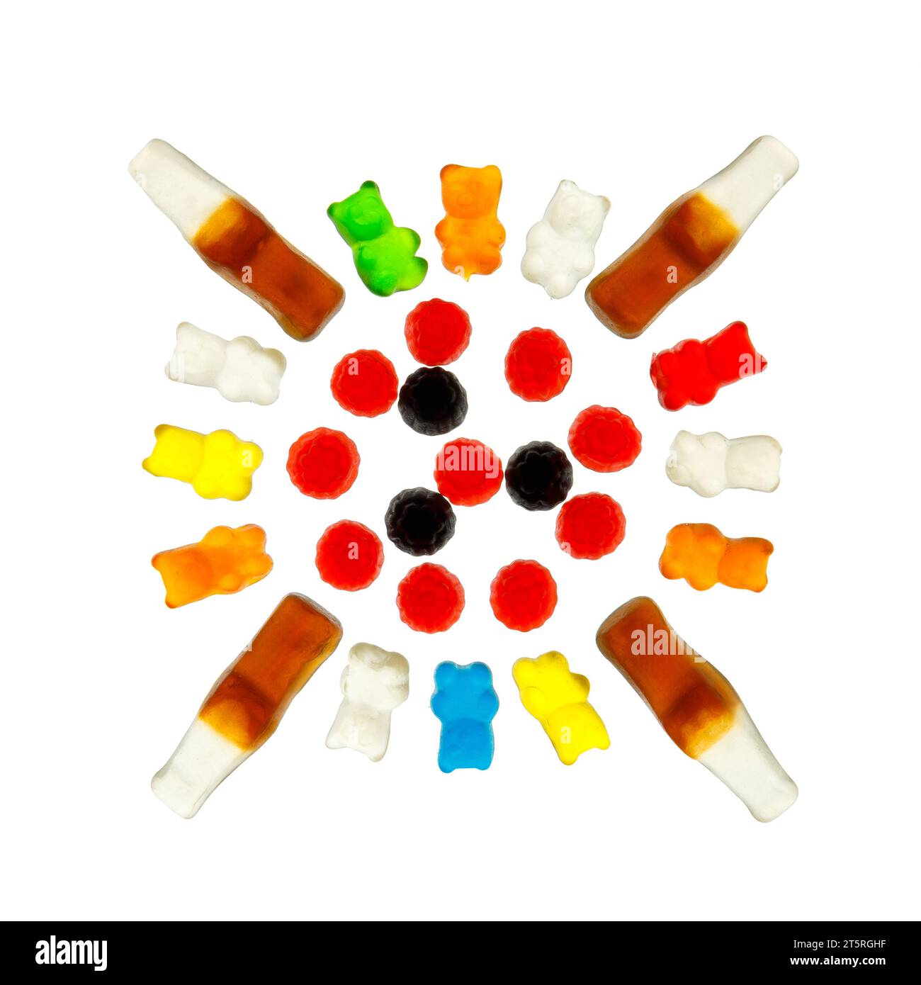 Mix di caramelle di gelatina multicolore sotto forma di orsi, bottiglie di cola, bacche su sfondo bianco, vista dall'alto. Foto Stock