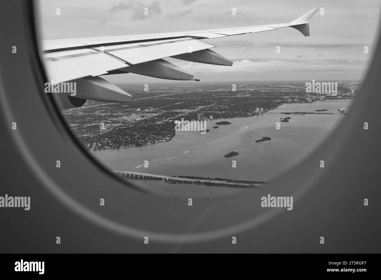 Vista dal porthole. Finestra dell'aeromobile o oblò. Ala velivolo visto attraverso oblò. Oblò piano Foto Stock