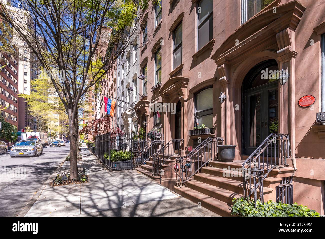 New York, USA - 29 aprile 2023: Fila di colorati edifici in mattoni antichi nell'East Village di New York City Foto Stock