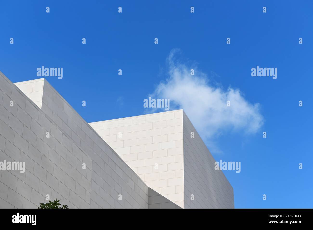 Dettaglio architettonico moderno con cielo blu e nuvola singola, in una giornata di sole. Foto Stock