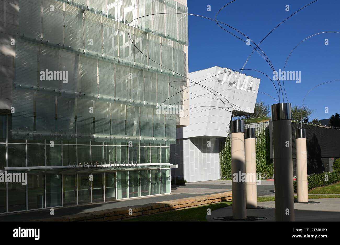 COSTA MESA, CALIFORNIA - 1 novembre 2023: Teatro Samueli presso il Segerstrom Center for the Arts e l'Utsurohi 91 sulpture a Chinese Zodiac. Foto Stock
