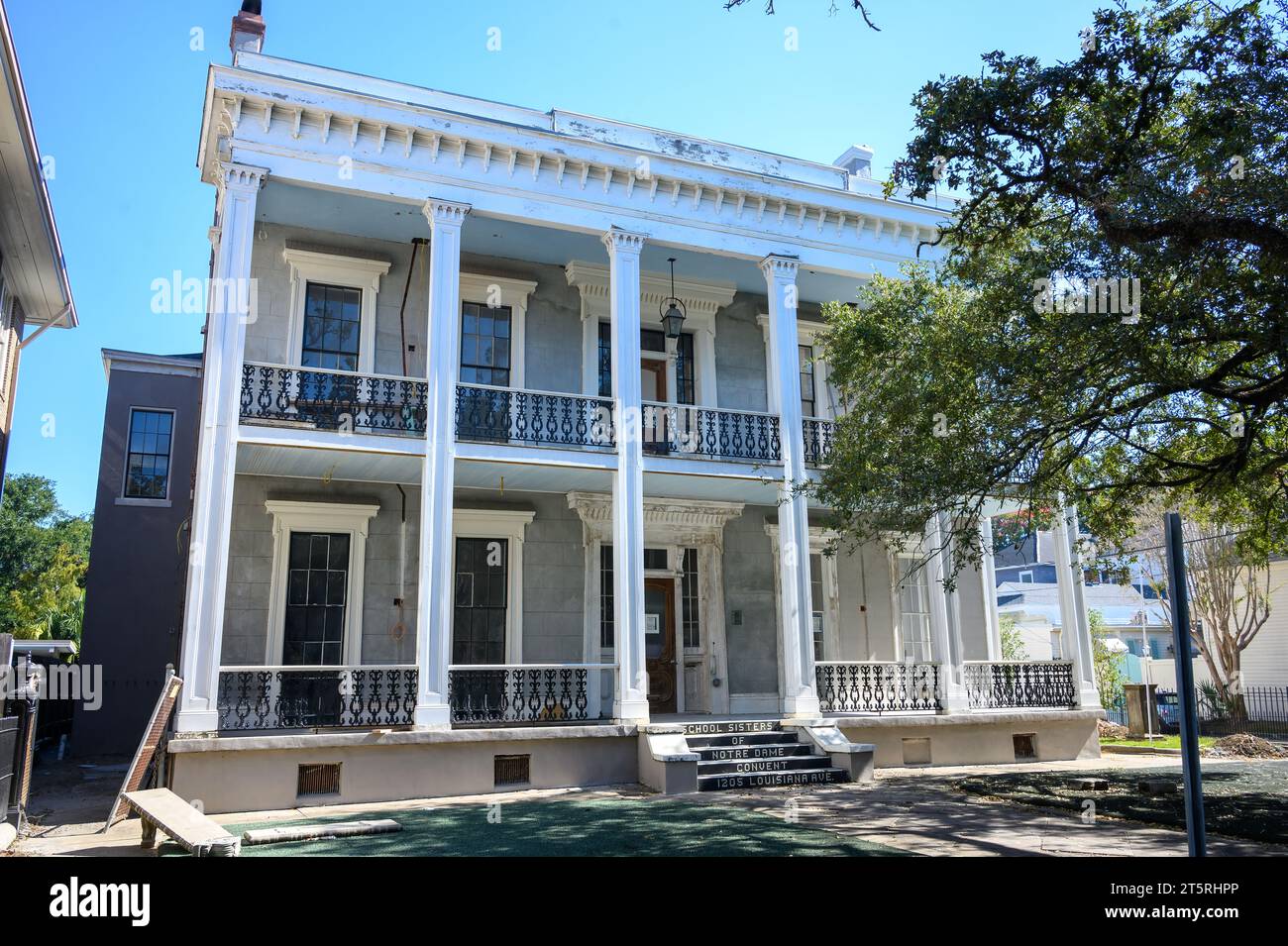 NEW ORLEANS, LOUISIANA, USA - 4 NOVEMBRE 2023: Storica Garden District Mansion di proprietà della Chiesa cattolica in Louisiana Avenue Foto Stock