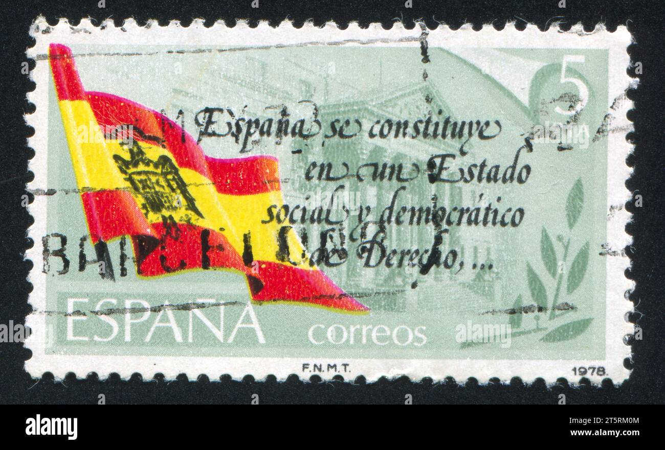 SPAGNA - CIRCA 1978: Timbro stampato dalla Spagna, mostra bandiera spagnola, preambolo alla Costituzione, Parlamento, circa 1978 Foto Stock