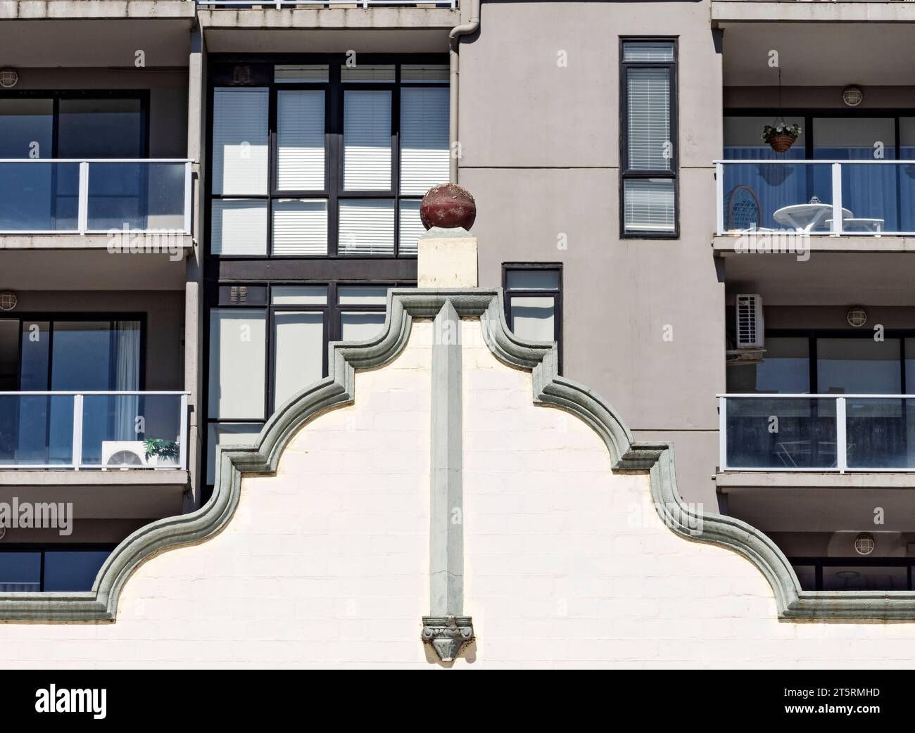 Melbourne Australia / Dettagli della facciata di un periodo più antico contrastano con l'architettura moderna degli appartamenti in altezza in Puckle Street, Moonee Ponds. Foto Stock