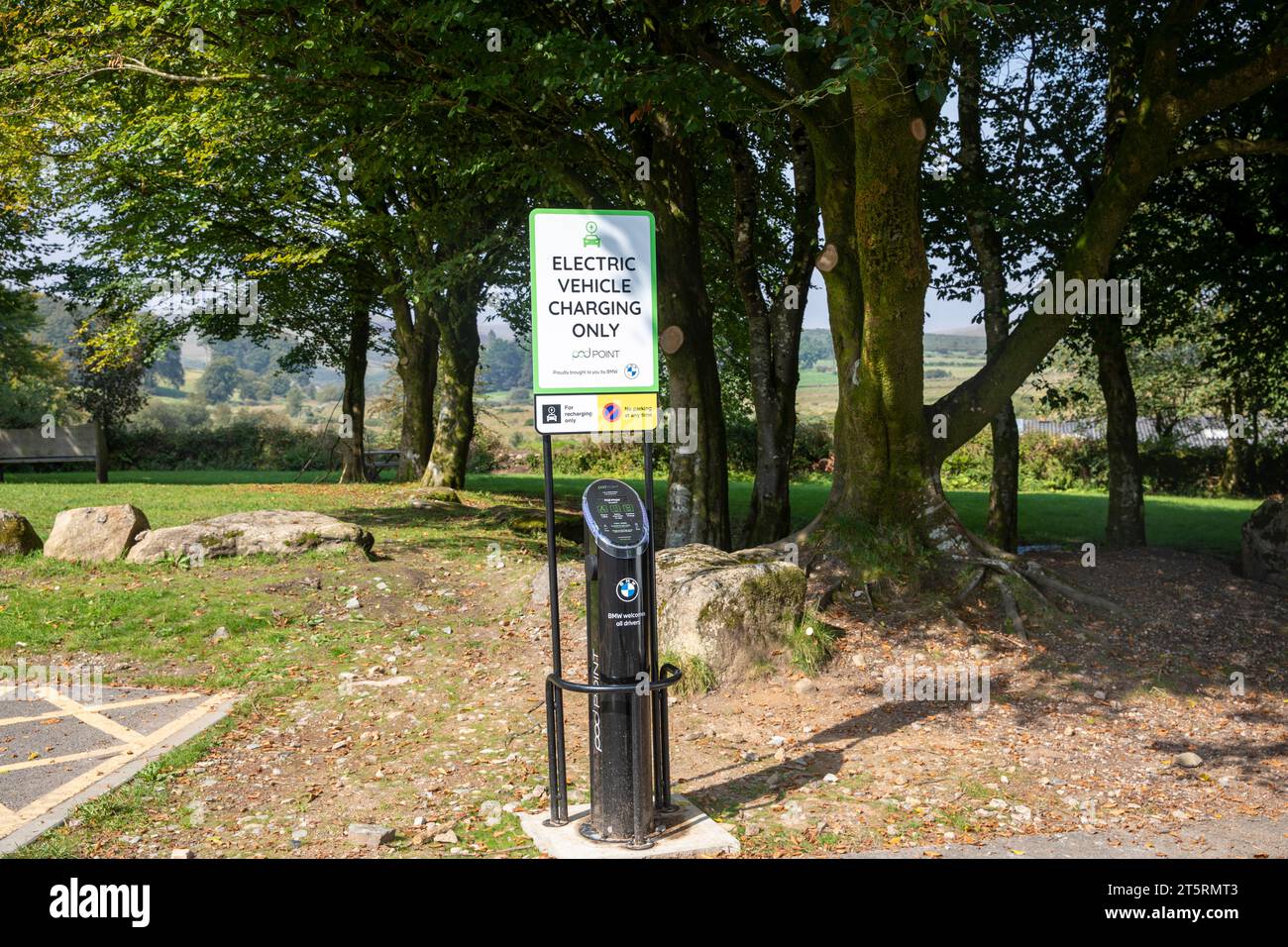 Stazione di ricarica pubblica per veicoli elettrici a Postbridge, Dartmoor National Park, Devon, Inghilterra, Regno Unito, 2023 Foto Stock