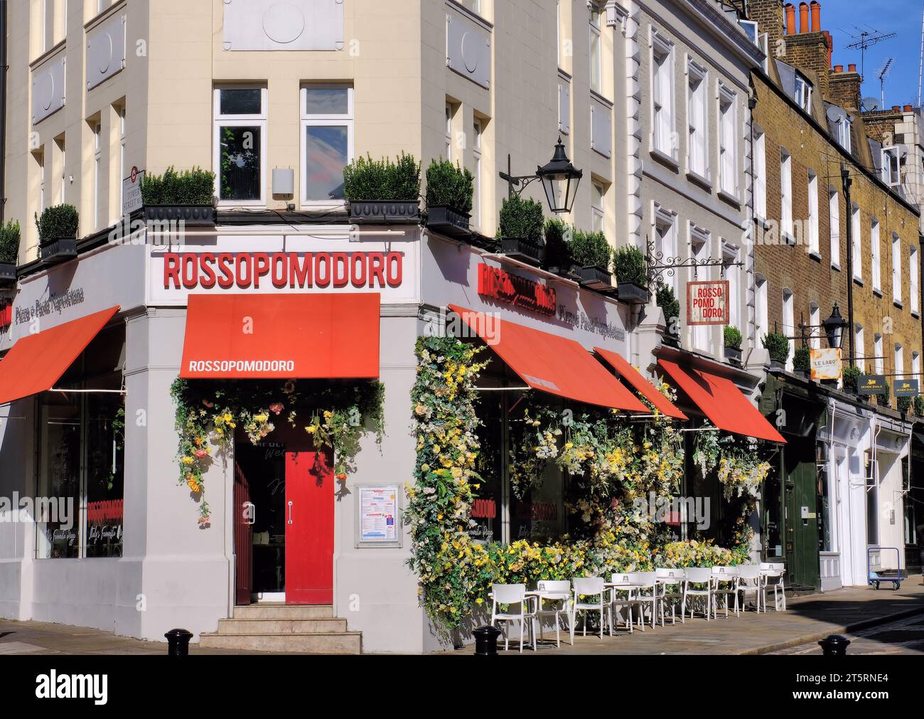 Colorata esposizione floreale al ristorante Rossopomodoro in Monmouth Street a Covent Garden, Londra, Inghilterra, Regno Unito Foto Stock