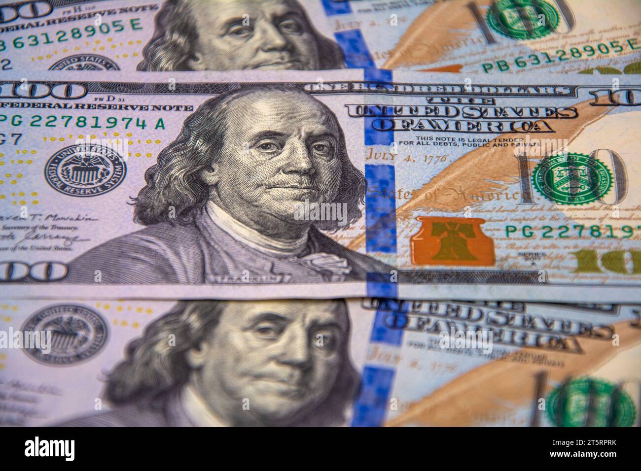 100 dollari USA allineati come sfondo per coprire lo schermo Foto Stock