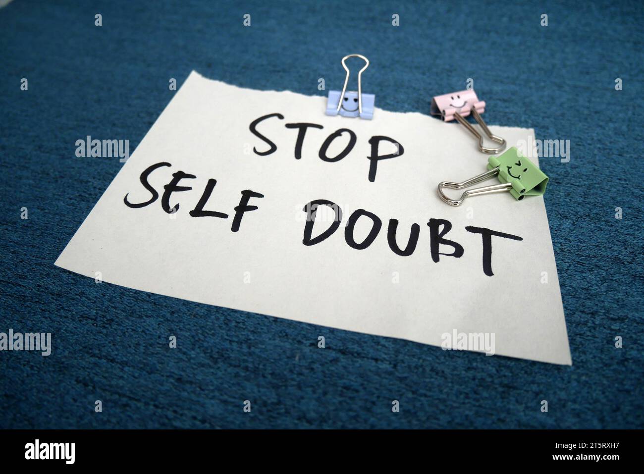 Carta per messaggi scritti a mano STOP SELF DOUBT, concetto di auto-valore , smettere di lottare per l'approvazione, più valido , più amato o convalida , siete bravi en Foto Stock