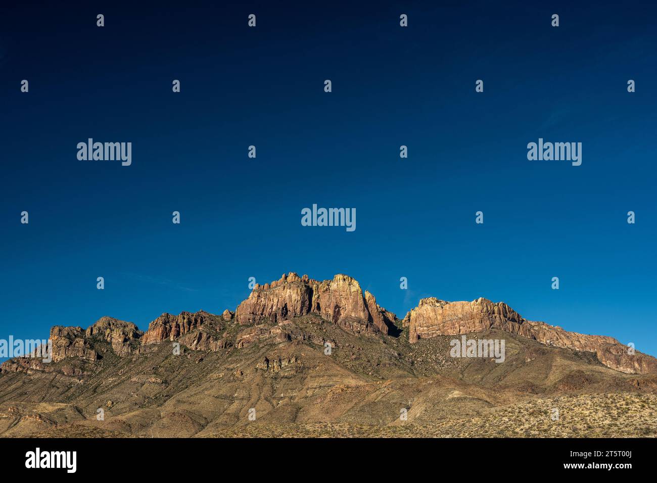 Crown Mountain si erge alto sotto il cielo blu scuro sopra Big Bend Foto Stock