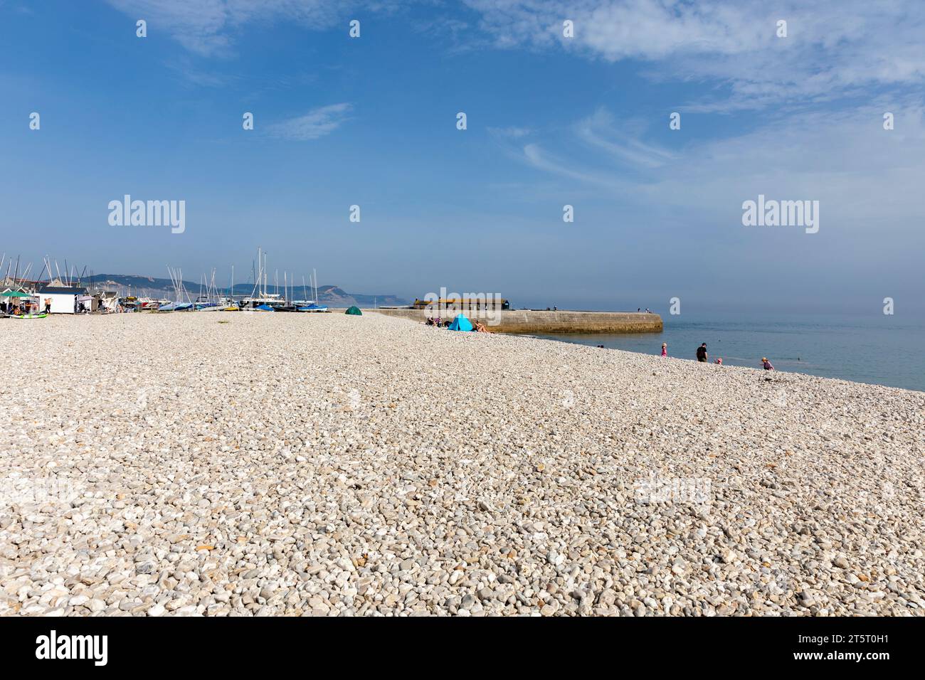 Lyme Regis Monmouth Beach, splendida spiaggia di ciottoli in questa città costiera del Dorset, Inghilterra, Regno Unito, 2023 Foto Stock
