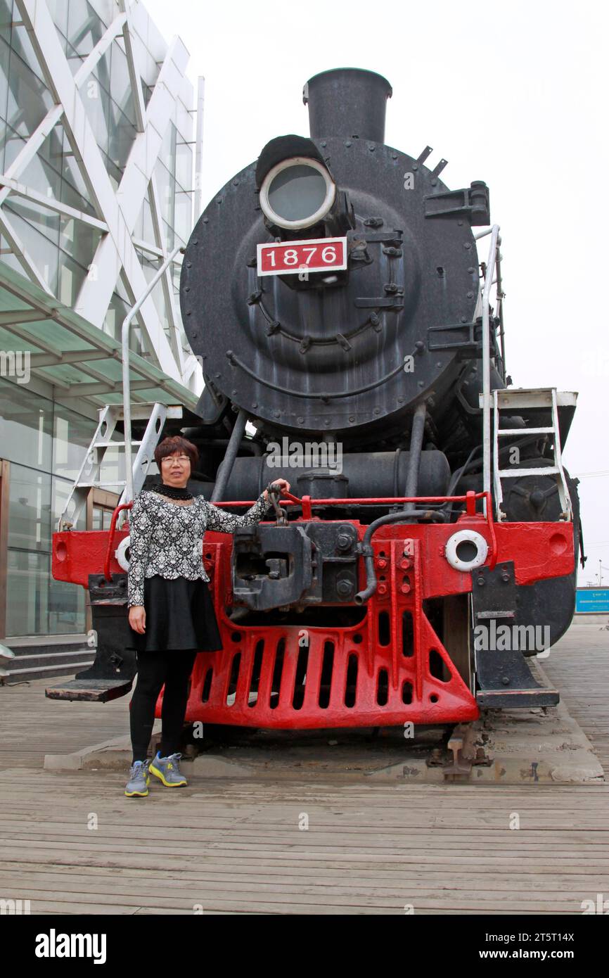 CITTÀ DI TANGSHAN - 18 APRILE: Una signora nel vecchio motore a vapore, 18 aprile 2015, Tangshan City, provincia di Hebei, Cina Foto Stock