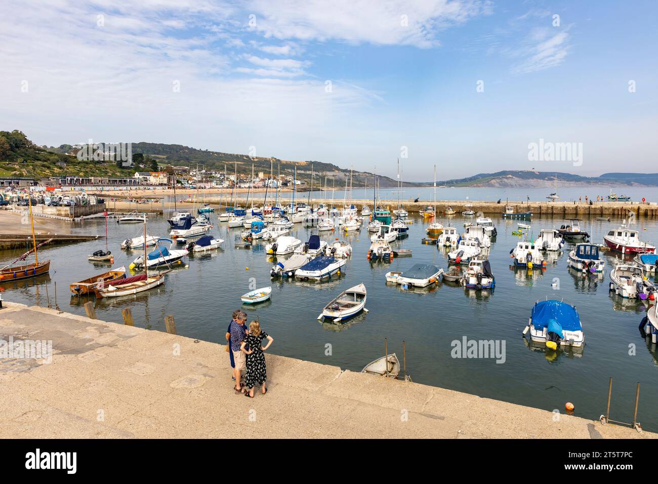 Lyme Regis Dorset città sulla costa inglese, porto e barche yacht ormeggiati nel porto di Lyme Regis, Inghilterra, Regno Unito, 2023 Foto Stock
