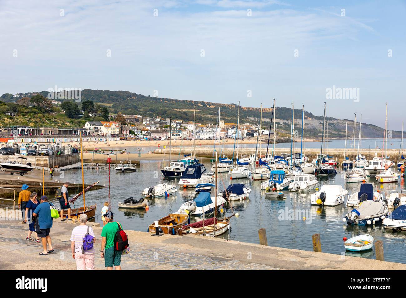 Lyme Regis Dorset città sulla costa inglese, porto e barche yacht ormeggiati nel porto di Lyme Regis, Inghilterra, Regno Unito, 2023 Foto Stock