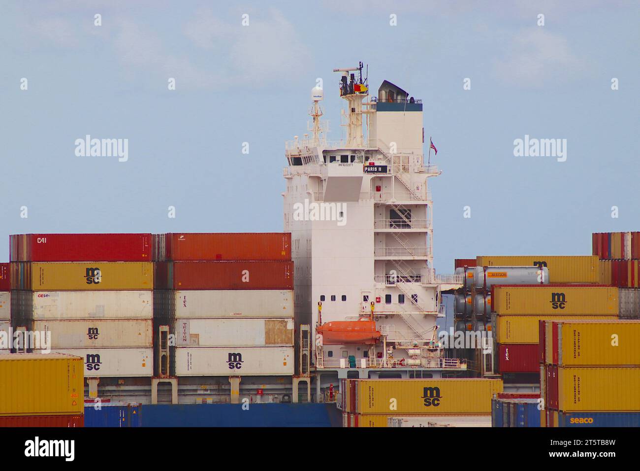 La nave portacontainer battente bandiera liberiana Paris II da 77.000 tonnellate scarica alcuni dei numerosi container dai suoi ponti a Las Palmas, Grand Canaria. Foto Stock