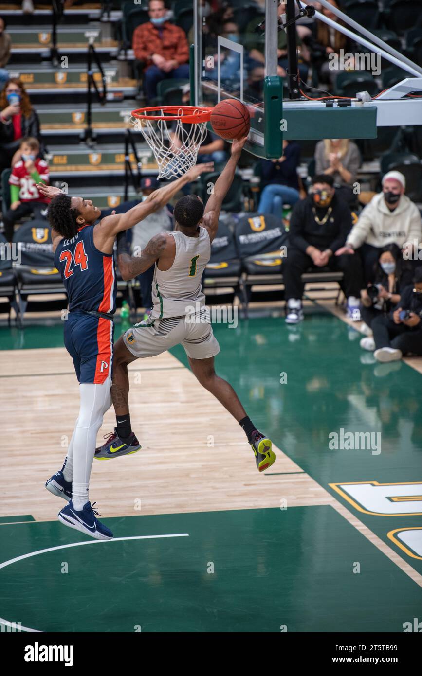 Un giocatore di basket del college che ha convertito un layup di successo Foto Stock